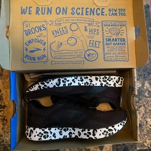 Ladies BROOKS revel5runningshoes size 7 black/white leopard BRAND NEW IN BOX
